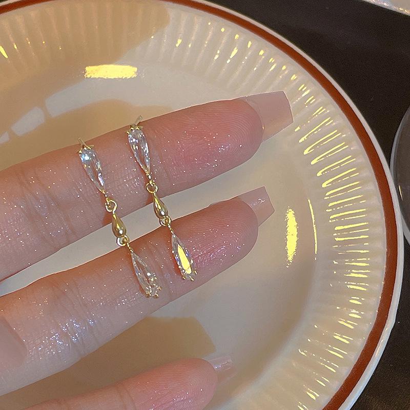 

Трендовый нишевый дизайн 2023: Тонкие длинные серьги-пусеты для изысканного образа