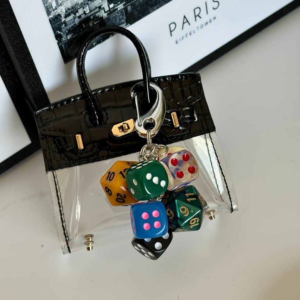 Würfel-Schlüsselanhänger im Vintage-Stil - Harzanhänger mit Karabinerverschluss, Perfekt für Taschen & Rucksäcke - Einzigartige Geschenkidee