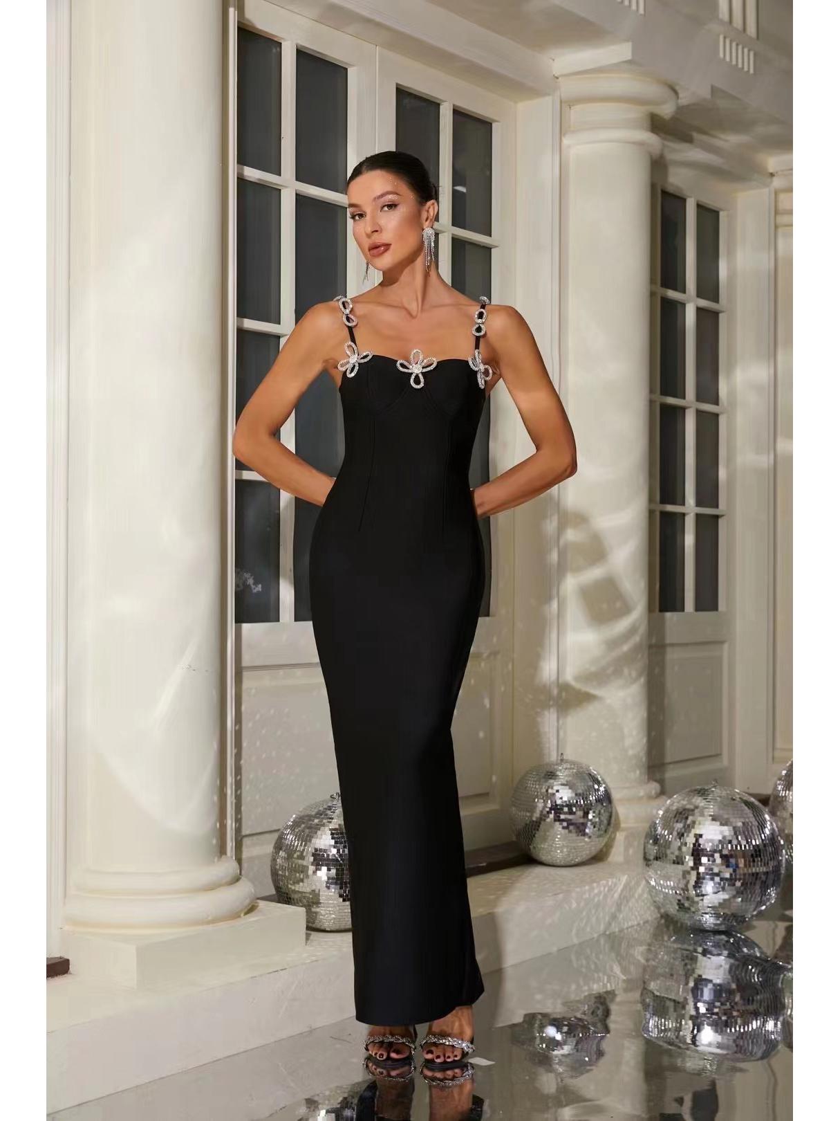 

Стильное черное облегающее вязаное платье на тонких бретелях с отделкой в виде бабочек и страз Small чёрный