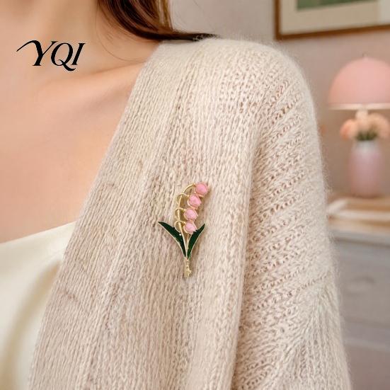 Retro Flower Brooch Pin for Women, Golden Plated Floral Lapel Women Pin, Blossom Badge Jewelry Daily Wear Parties Secure Buckle