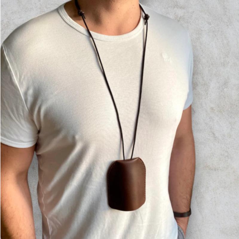 

Японская регулируемая кожаная сумка для ключей через плечо с шейным ремешком против потери и защитным чехлом для автомобильного ключа 8.5x10.5cm красный/глубокий