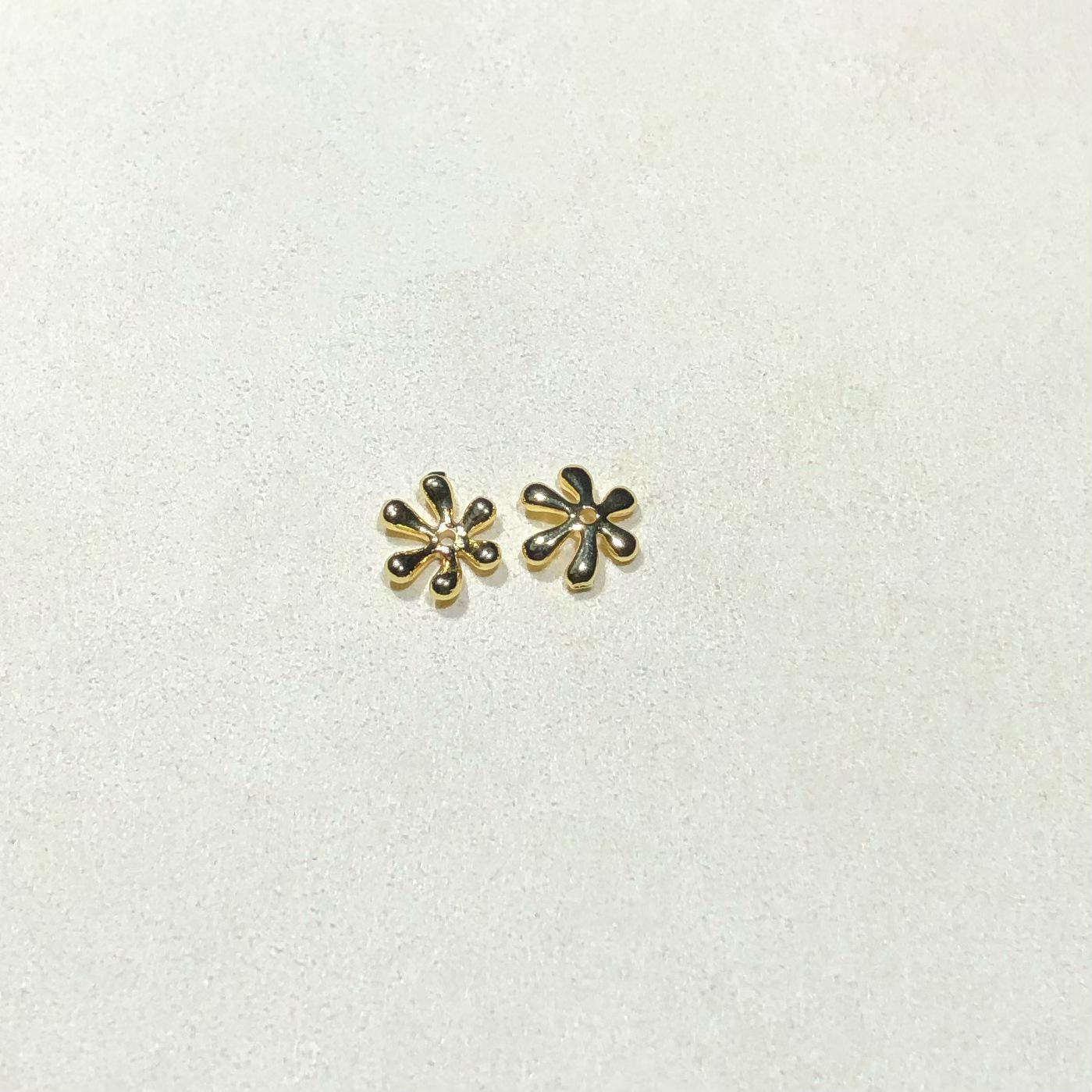14k Gold-Plated Frog Claw Flower Spacer Beads with High Color Retention for DIY Jewelry.