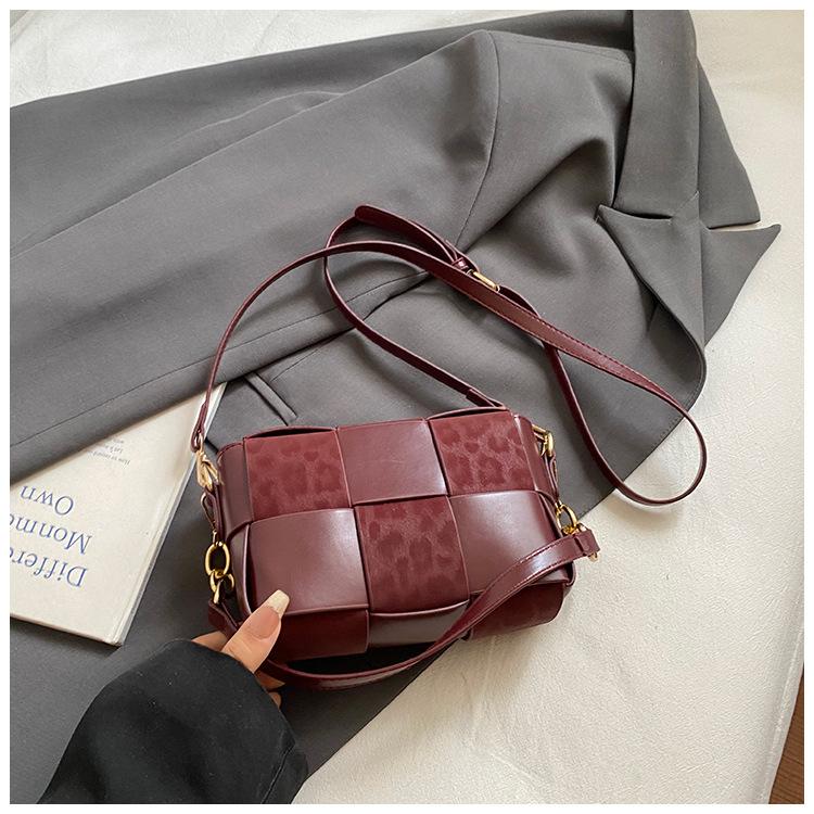 Korean version of niche contrasting color woven small square bag 2025 new versatile retro trend shoulder bag ins messenger women's bag