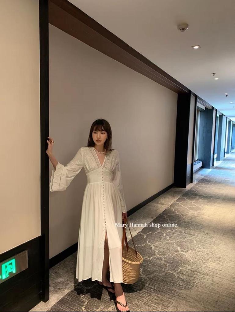 Robe blanche à manches longues et broderie ajourée pour les vacances à l'île ou à la plage