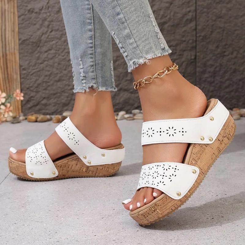 2025 Sommer Neue Damen Hausschuhe Outdoor Nieten Plateau hohle Keilabsätze Sandalen Übergröße Lässig Bequem Offene Zehen Hausschuhe