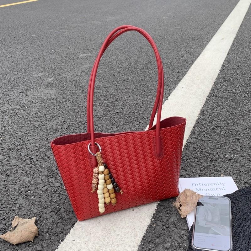 

Versatile Women s Crossbody Shoulder Bag Handbag Wing Design Fall Winter New Style Fashiable Single Strap Handbag No pendant