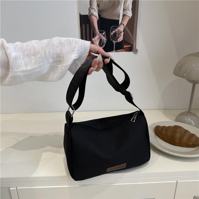 

Lightweight and foreign personality casual shoulder bag women s simple solid color Korean version ins new student going messenger bag чёрный