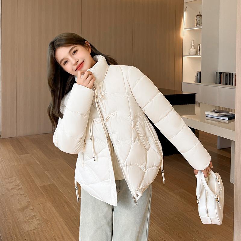 Light and short down cotton clothes for women are loose and thin, and the new small buckle thickened cotton clothes in winter are trendy.