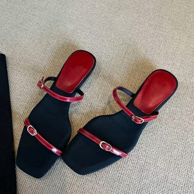 Mode 2025 Neue Sommerbekleidung Rote Sandalen mit niedrigem Absatz Damen Slipper mit eckiger Zehenpartie Dünner Riemen Offene Zehenpartie Slipper