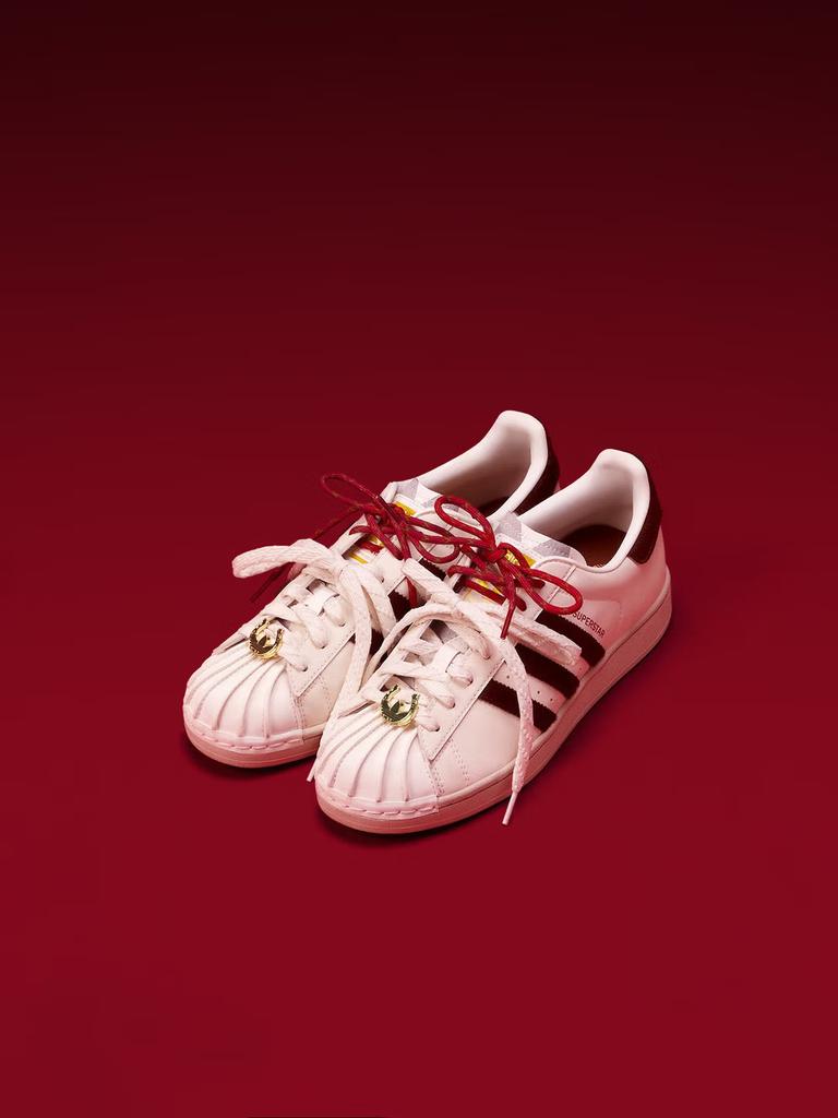 Adidas celebrity-exclusive SUPERSTAR II classic shell-toe sneakers, Adidas tricolor design Adidas KJ6293