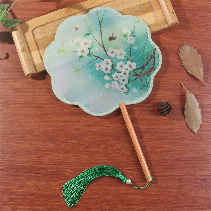 Vějíř s osmi lístky ve starobylém stylu: Poloprůhledný taneční vějíř s dlouhou rukojetí a střapci pro kostýmy Hanfu Cheongsam