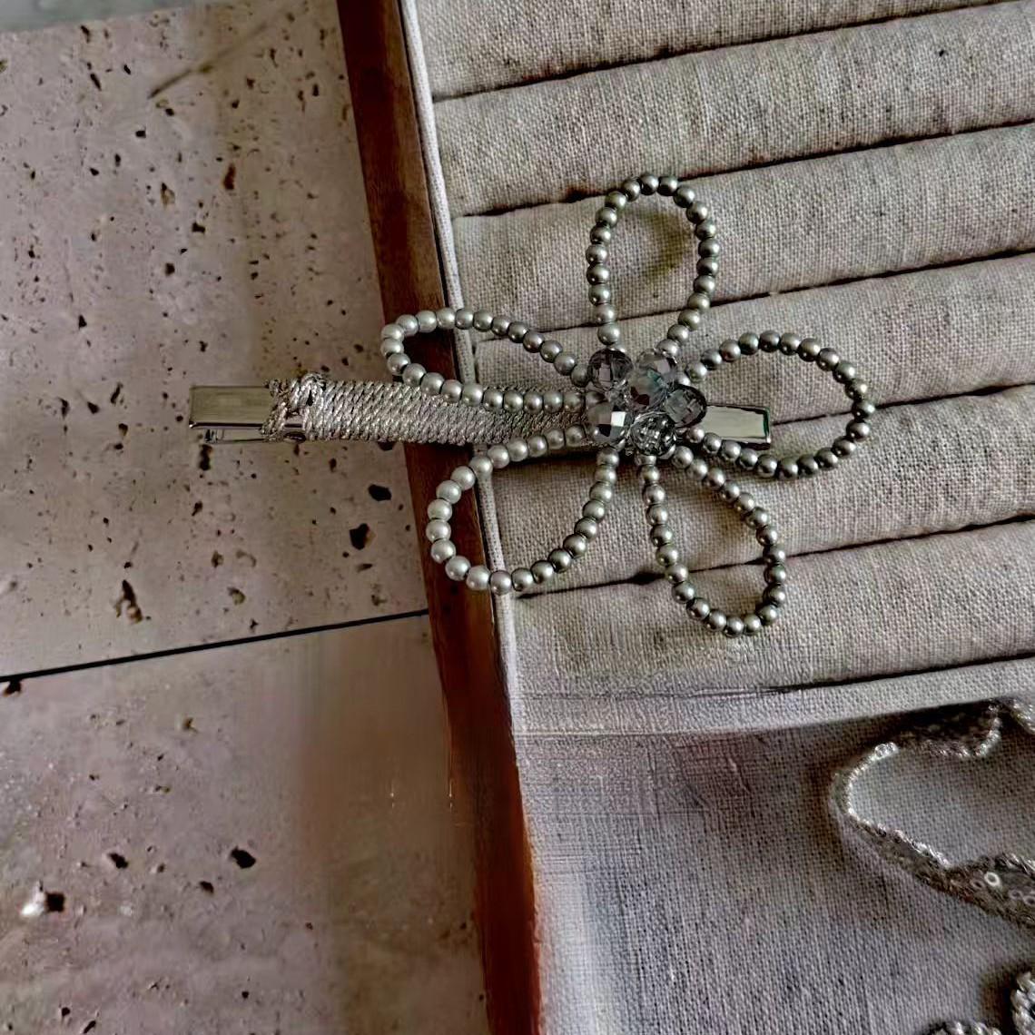 

Elegant Sparkling Floral Hair Clip for Women - Duckbill Design