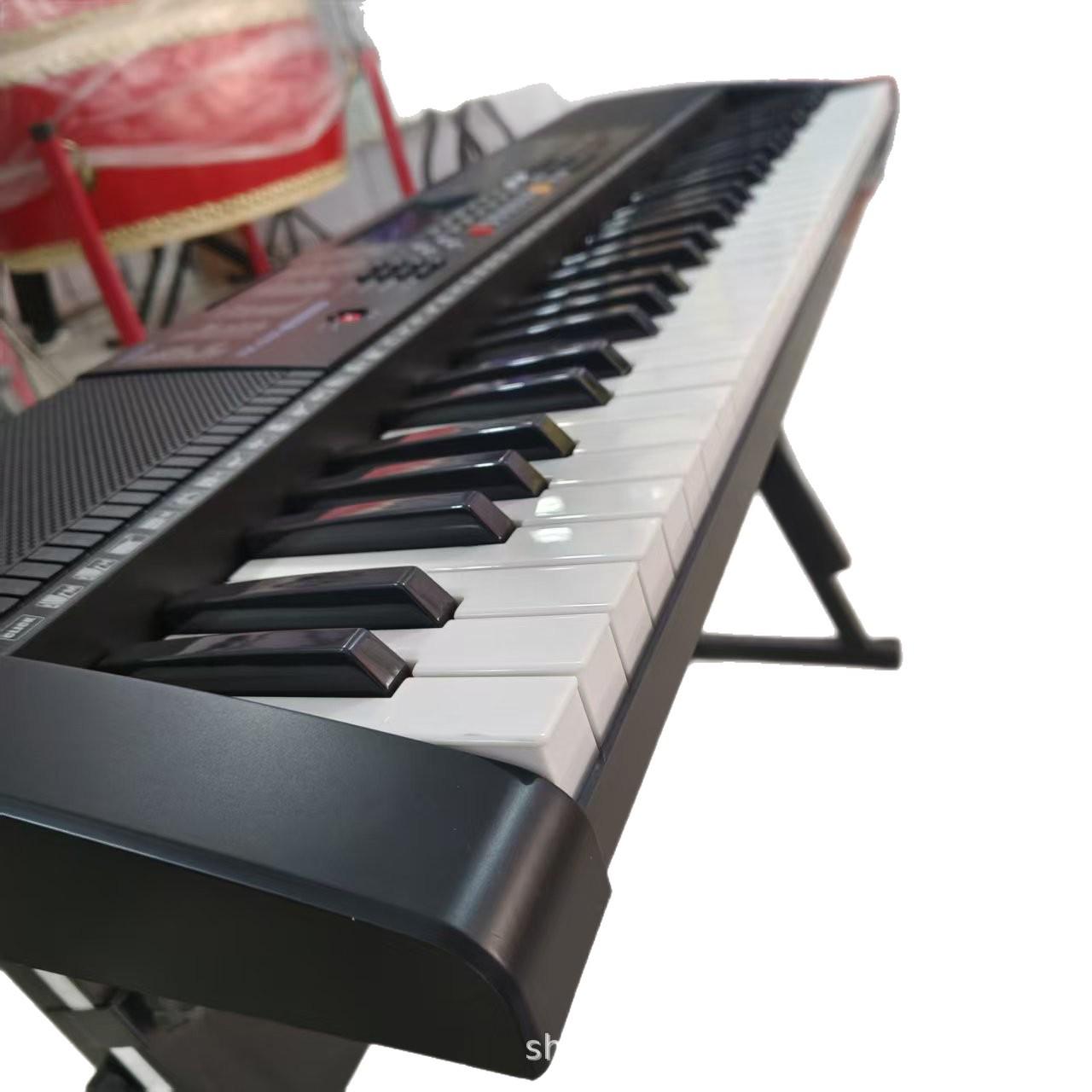 Yongmei YM-6300 61-клавишная интеллектуальная клавиатура со подсветкой для начинающих и всех возрастов чёрный