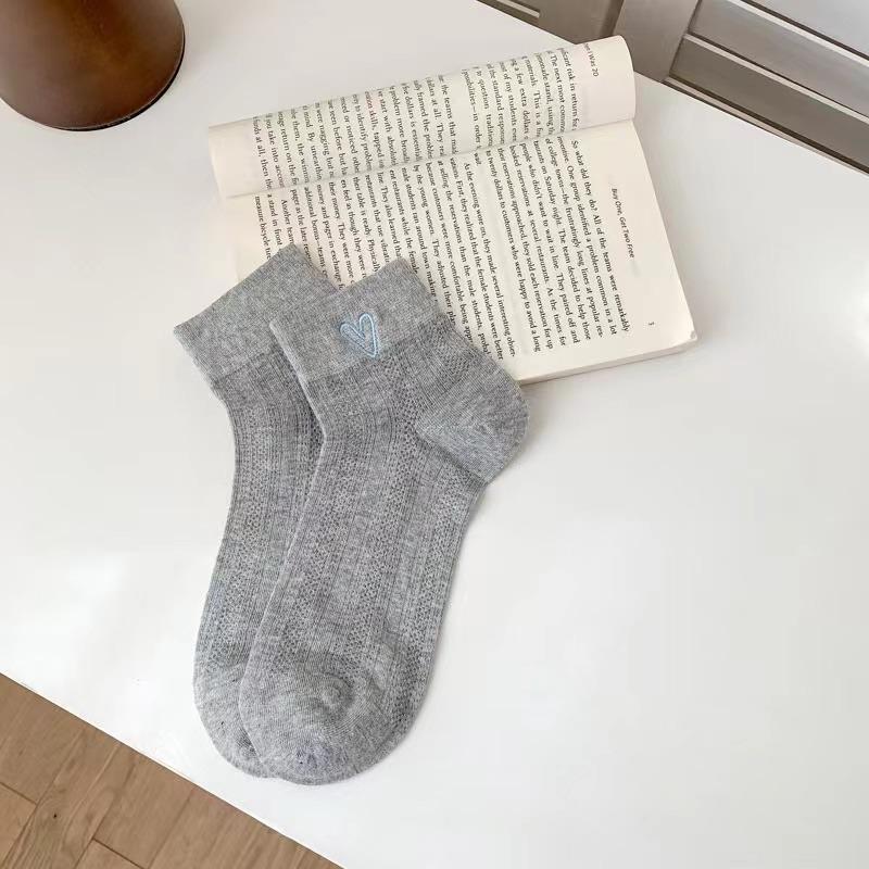 1 Pairs Embroidered Medium Length Socks Women's Autumn Fashion Love Fresh Sweat Absorbing Breathable Black White Girl Socks