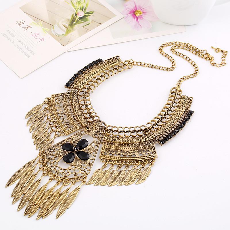 Qw Vintage European Designer Necklace With Hollow Flower Pattern And Leaf Tassel For Gift And Travel Souvenir