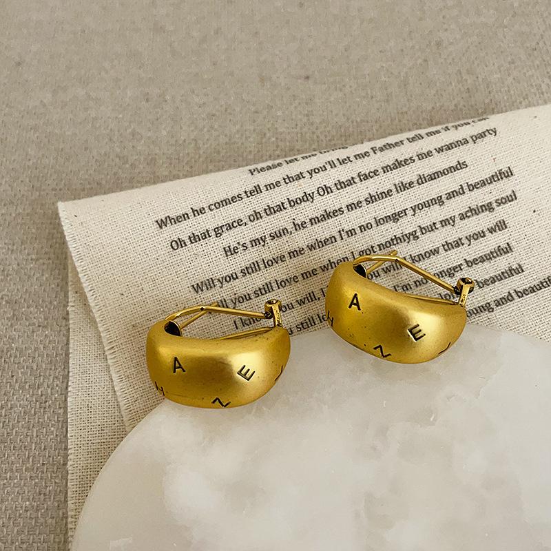 

Матовые и старые серьги-пусеты в виде кольца с буквой C, женские, нишевый дизайн, уникальная личность, модный темперамент, универсальные серьги