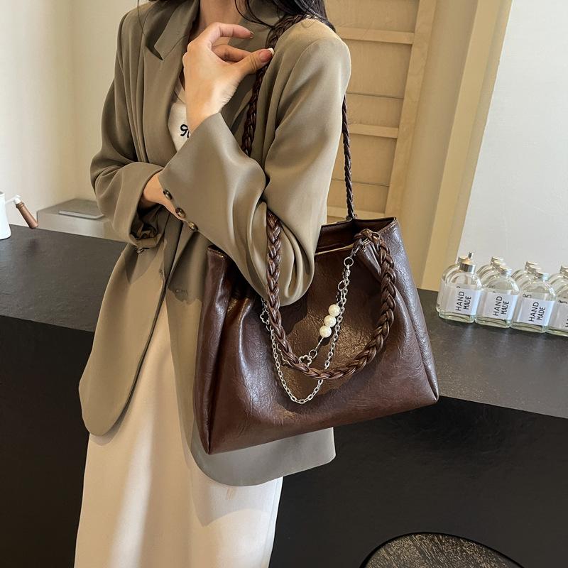 Commuter to work Large capacity armpit bag Women's new trendy shoulder bag Textured fashionable tote bag