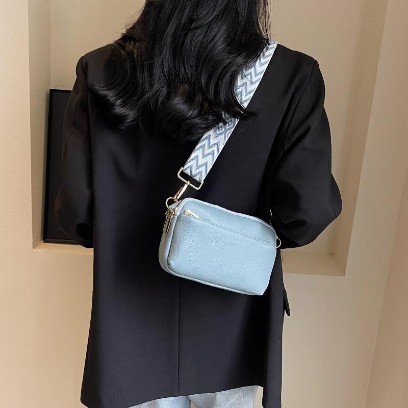 Chic Vegan Crossbody Bag Minimalist & Fashion-Forward PU Shoulder Bag for Women Simple and Versatile Small Square Bag