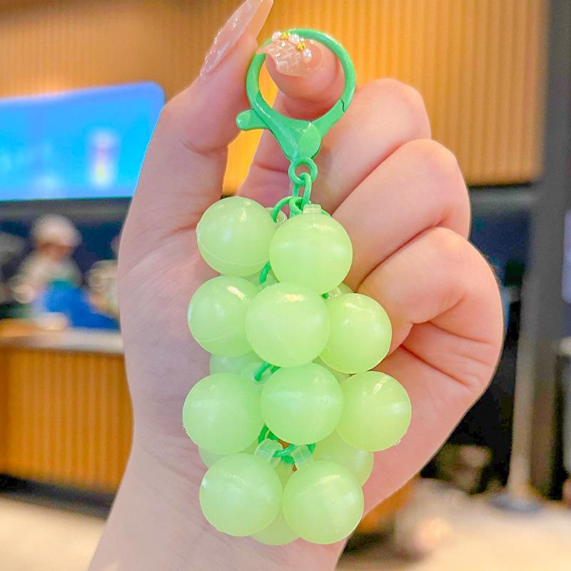 

Милый светящийся брелок-виноград, креативный эпоксидный брелок из ПВХ с круглыми бусинами, маленький свежий цвет, подвеска-виноград, маленький подарок зелёный