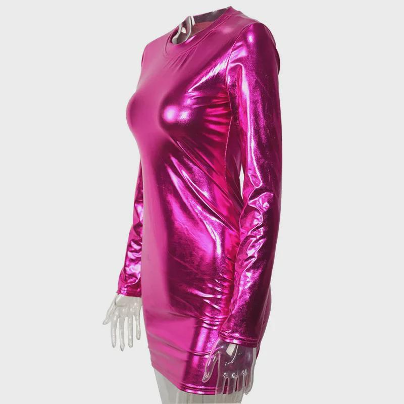 Jednofialové letní minišaty s laserovým bokem v růžově červené barvě, kulatým výstřihem a dlouhým rukávem