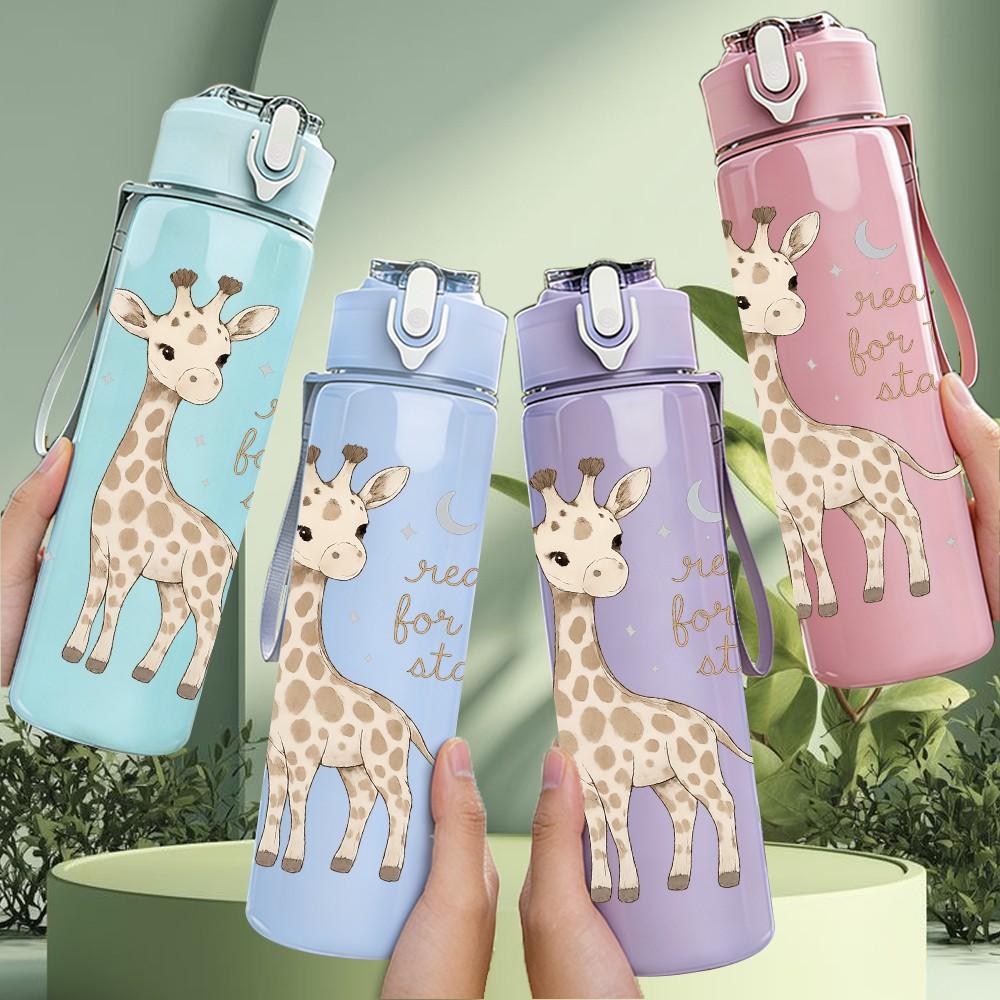 1PC Gentle Standing Giraffe 750ml Color Plastic Sports Water Bottle Leakproof Flip Straw Lid Suitable for Sports Office Home Use
