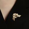 Gold plated alloy knot shaped brooch with neutral and cool style, fashionable and simple women's accessories