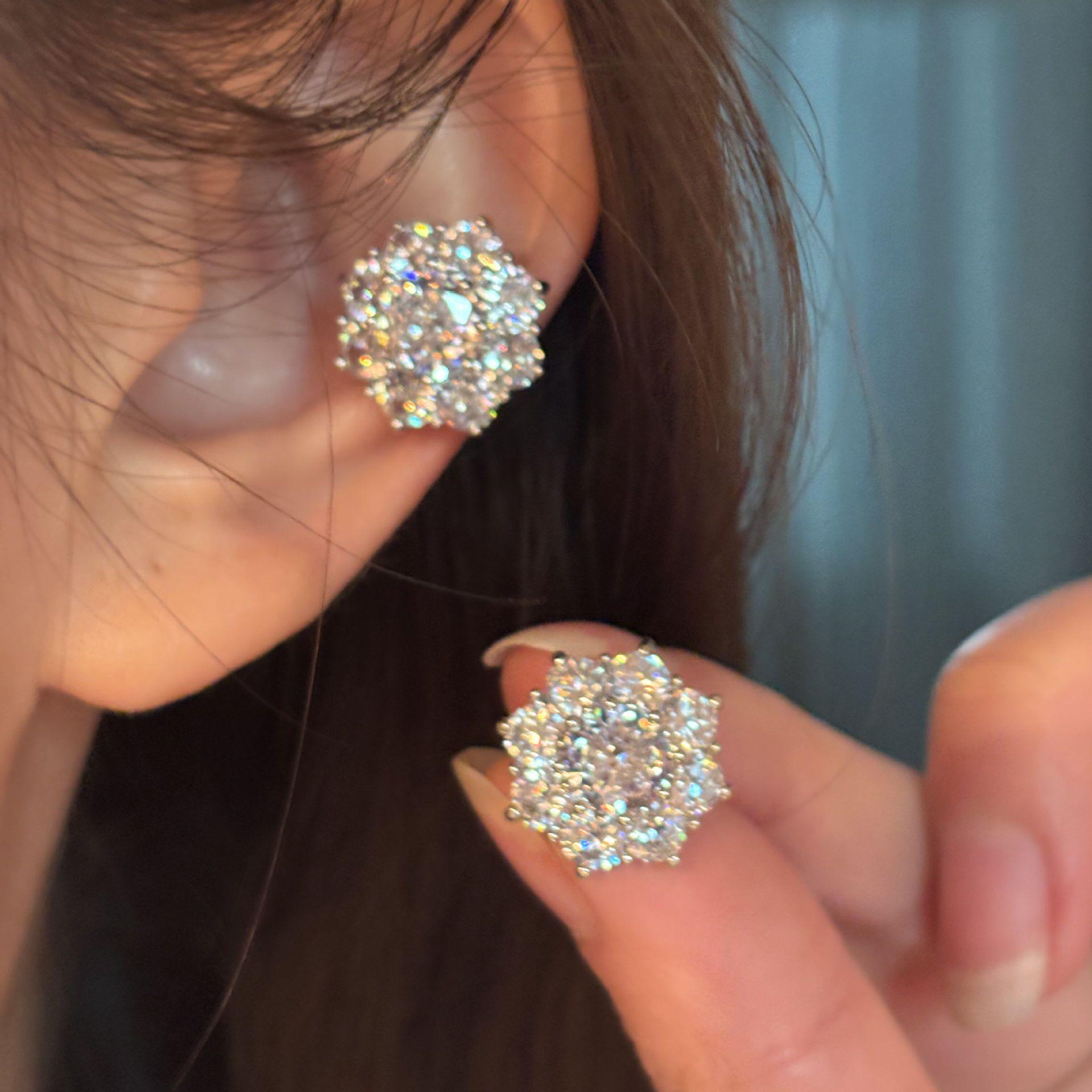Zircon Flower Ear Clip: Elegant French Retro Non-Pierced Ear Cuff for Women