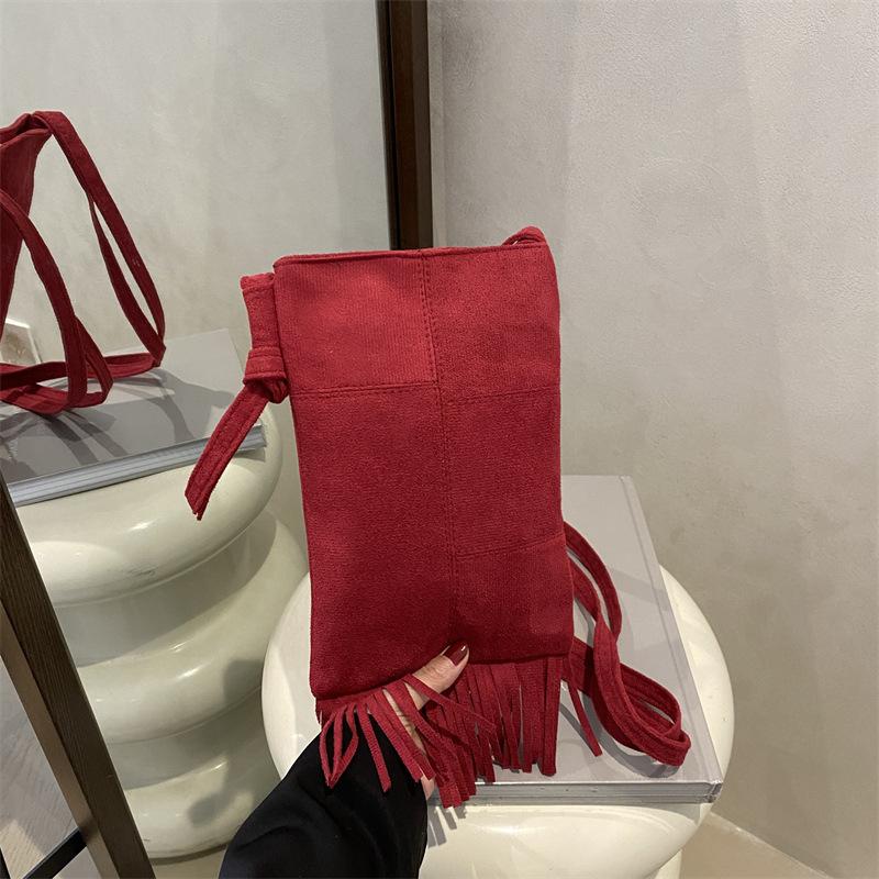 2025 new suede niche design new women's bag bohemian American fringed bag matte messenger