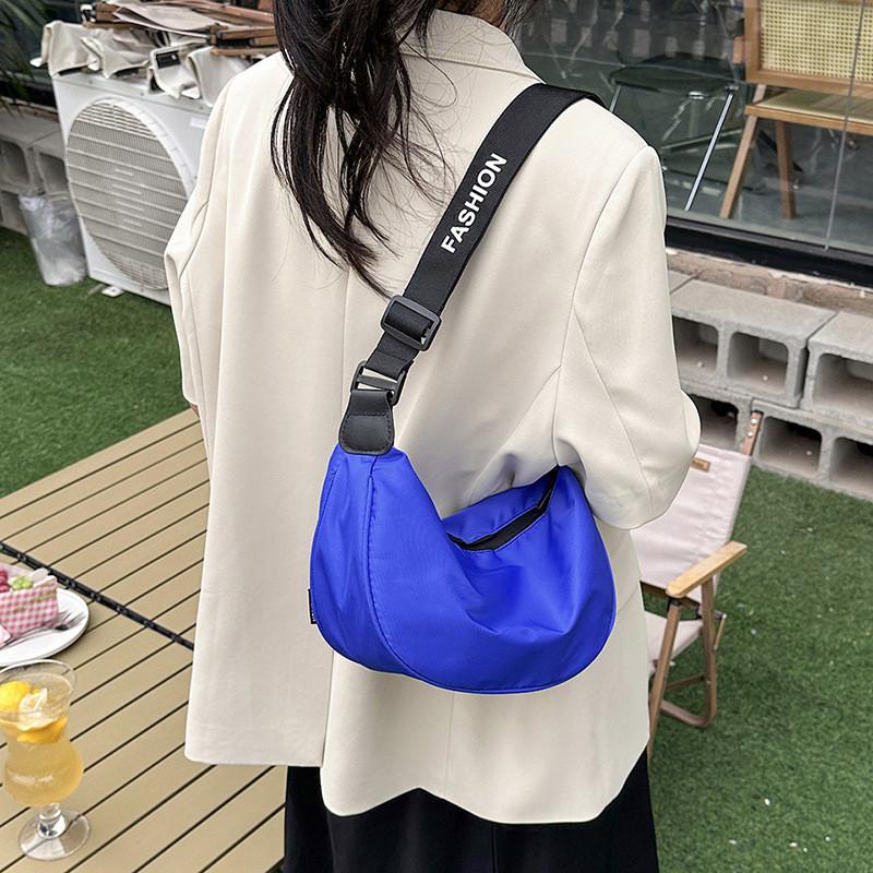 Fashionable Nylon Shoulder Bag Trendy Street Style Medium Crossbody Bag For Women