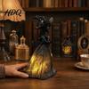 Decoraciones Góticas de Halloween Bruja Sosteniendo Linterna Luz con Patrón de Telaraña Decoración Resplandeciente Atmósfera de Habitación Secreta Estilo Escultura de Resina,