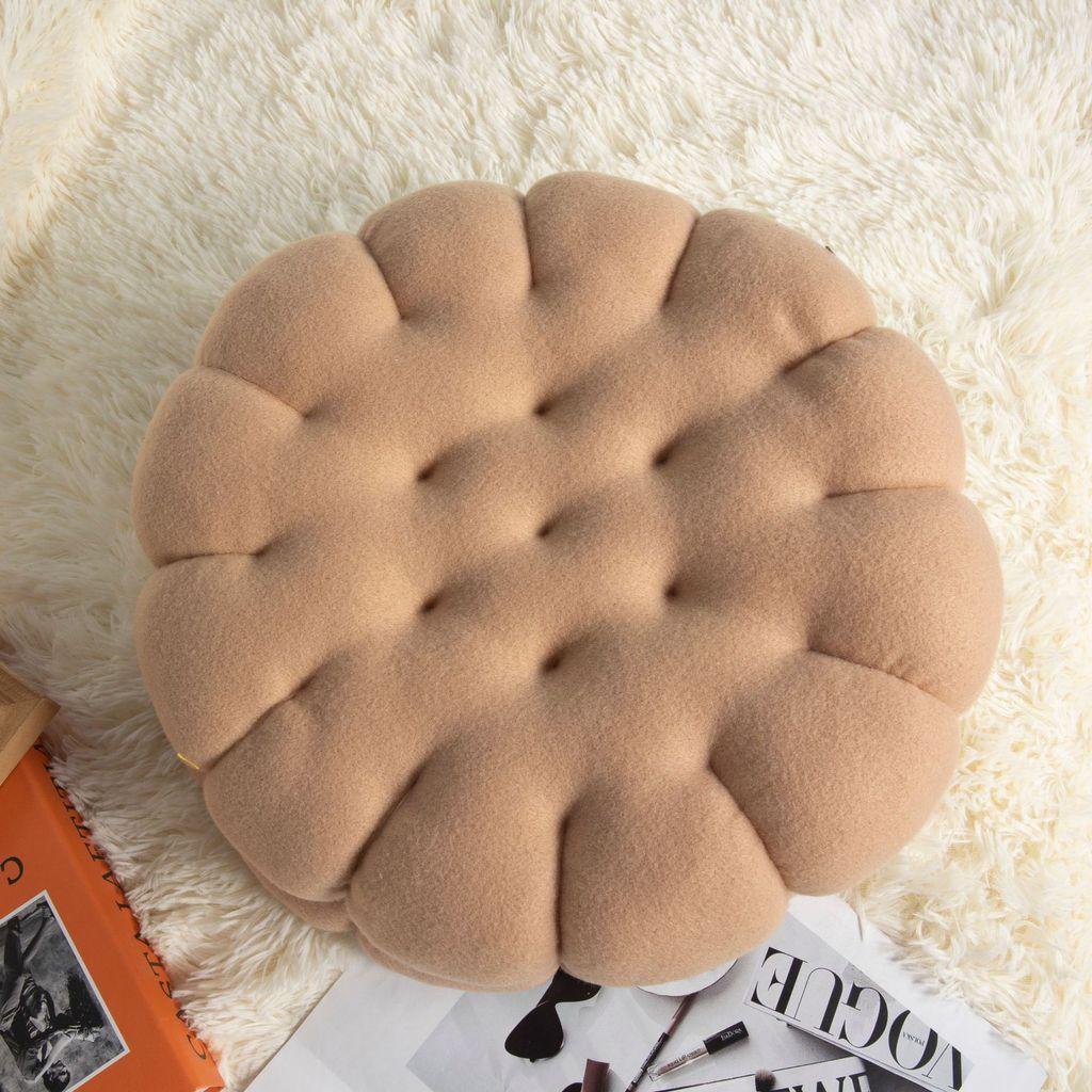 Modern Minimalist Plush Seat Cushion With Heartshaped Design For Living Room Comfort