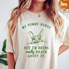 Mein Bauch tut weh, aber ich bin wirklich tapfer dabei Shirt, Lustiges Bauchschmerzen T-Shirt, Hase Kaninchen Shirt, Vintage Retro Trendiges Grafik T-Shirt
