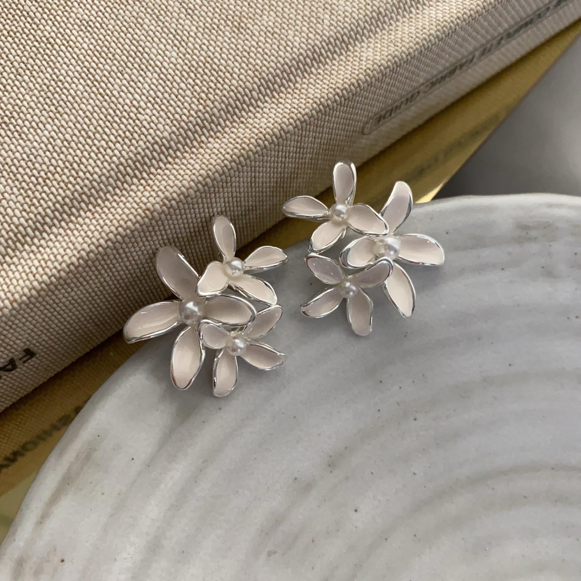 Niche Versatile Light Luxury Personalized Dripping Oil Five-Petal Flower Three-Dimensional Flower Exaggerated Metal Feeling Three Pearl Earrings