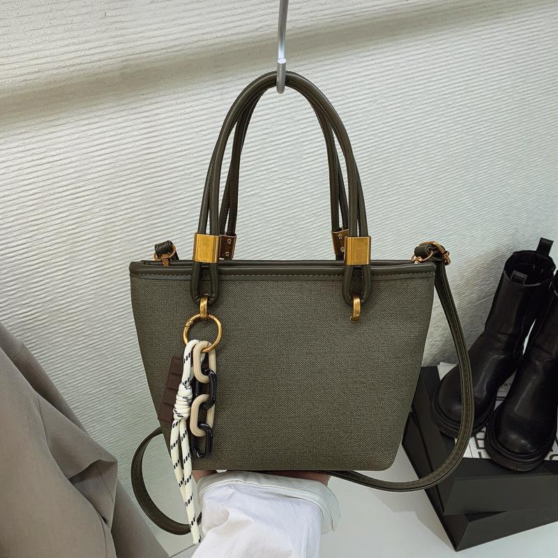 

Temperament niche design shoulder bag 2025 autumn new women s large capacity autumn and winter fashion trendy messenger bucket bag