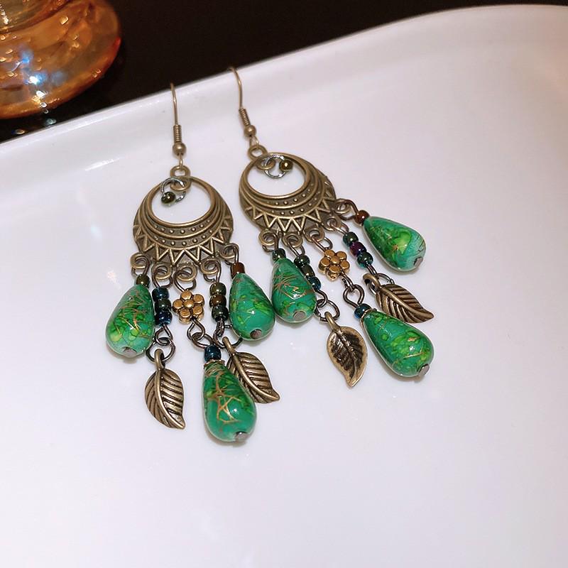Elegant Bohemian Feather Dangle Earrings - Retro Ethnic Style for a Chic Vacation Look