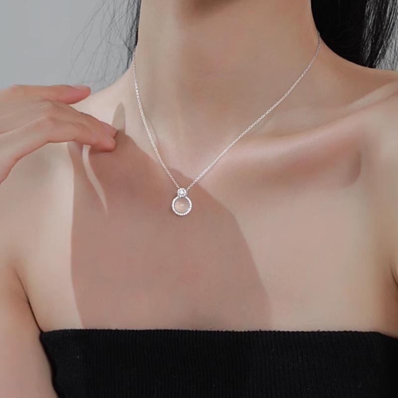 S925 pure silver natural chalcedony necklace, exquisite elegance, diamond-studded round pendant, light luxury, high-end versatile necklace