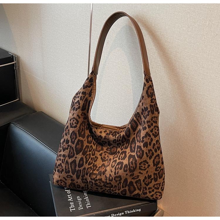 

Сумка с леопардовым принтом женская большой вместимости новая осенне-зимняя матовая ретро на плечо сумка для мамы и ребенка для поездок на работу темно-коричневого