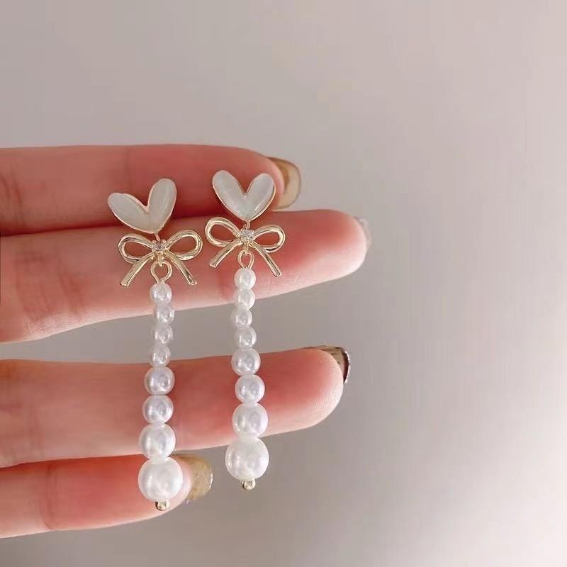 Fashion and elegance, atmospheric bow pearl earrings, women's design sense, versatile, exquisite stud earrings, sweet temperament, ear jewelry
