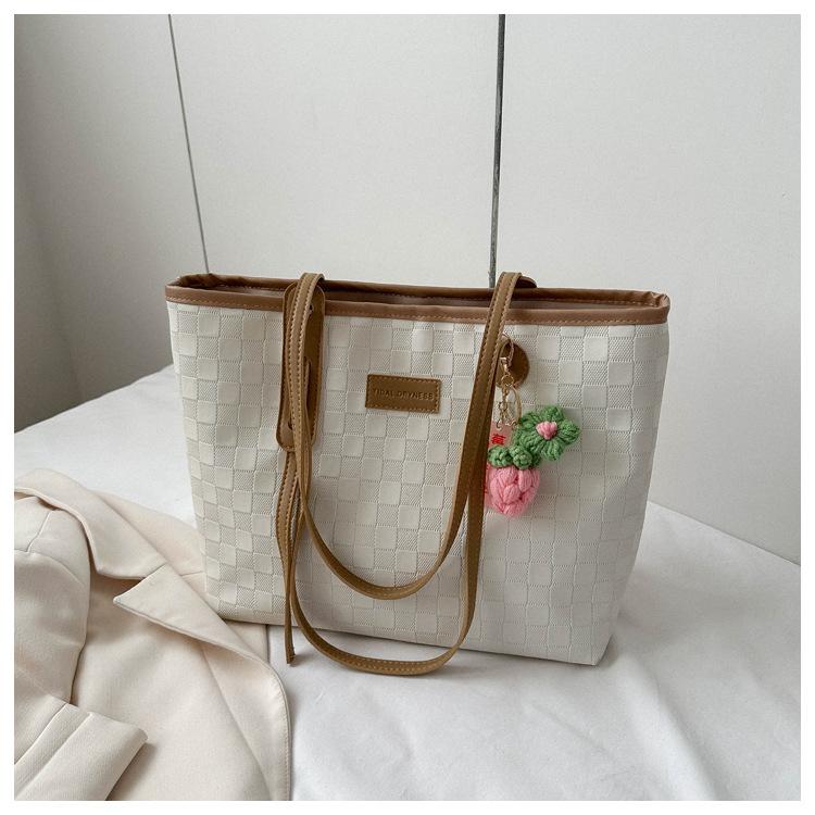 Large capacity casual PU shoulder bag 2025 new fashion pendant commuter bag simple tote bag
