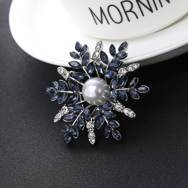 Simple Imitation Crystal Snowflake Brooch, Feminine Pearl Brooch with A Niche Design Sense