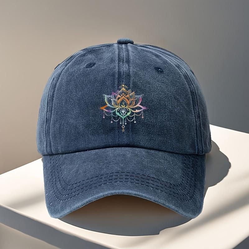 Eine Baseballkappe mit einem regenbogenfarbenen Lotus-Print im klassischen, gewaschenen Vintage-Stil, perfekt für Outdoor-Freizeitsport und