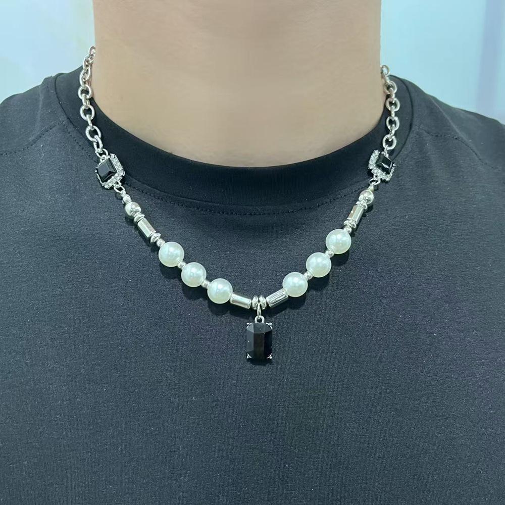 Collana da Uomo Lusso in Acciaio di Titanio con Perla Bianca e Dettagli in Zircone - Accessorio Moda Elegante e Versatile.
