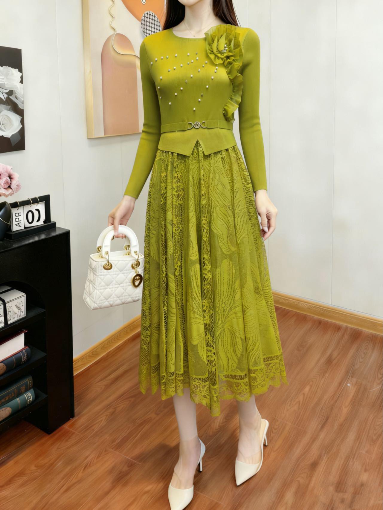 

Elegant Lace Pleated Long-Sleeve Dress for Autumn and Winter One Size зелёный