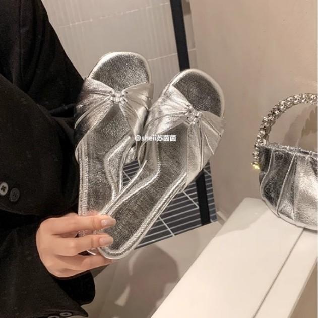 

Spot second hair! Fashion versatile new square head with pleated flower knot flat bottom slippers women s sandals outside summer wear 40 серебряный