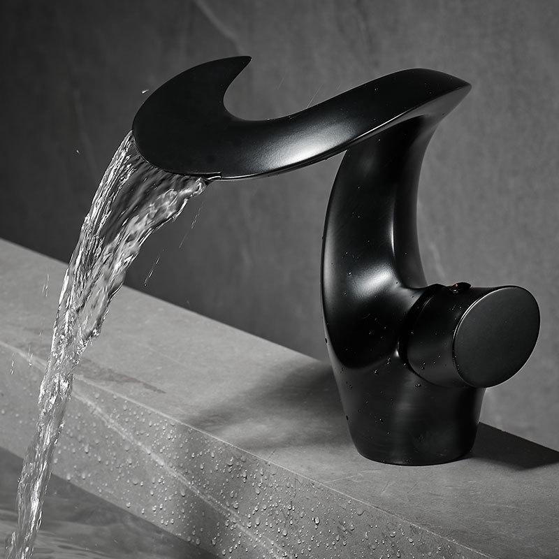 Luxuriöser Kupfer-Wasserfallhahn für das Badezimmer einer Villa – Heiß- und Kaltfunktion, kreatives Design für das Handwaschbecken