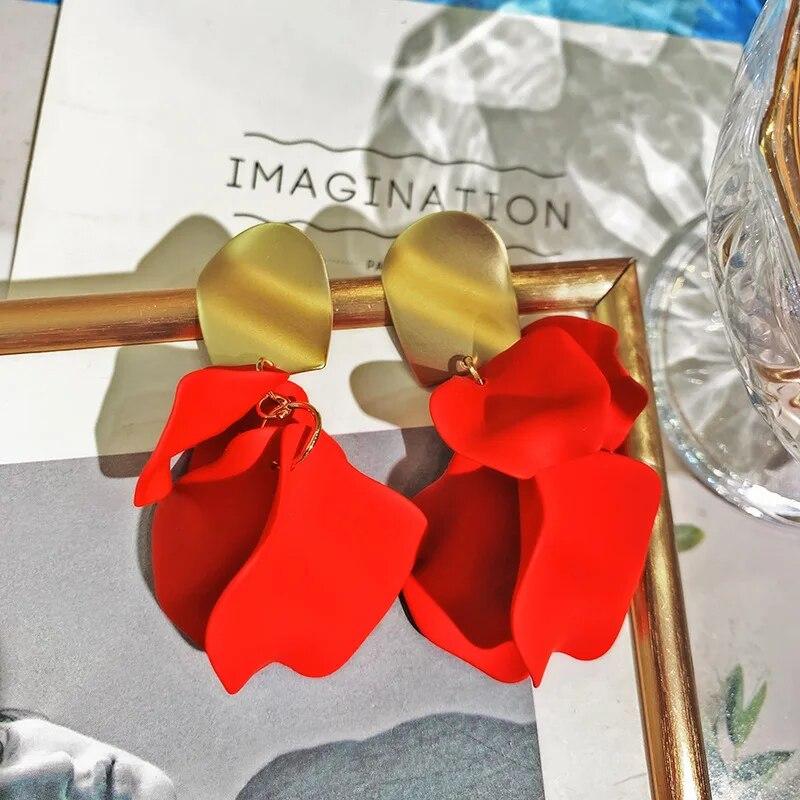 Kolorowe kolczyki z płatkami róż dla kobiet dziewczynki osobowość proste zwisające kolczyki wesele biżuteria do uszu