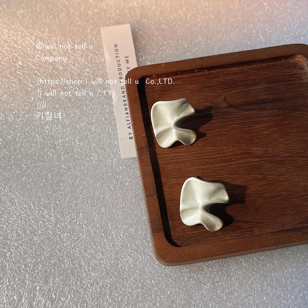 

Женские лакированные серьги с кремовым лаком и геометрическим рисунком морщин Advanced Sense 1 pair