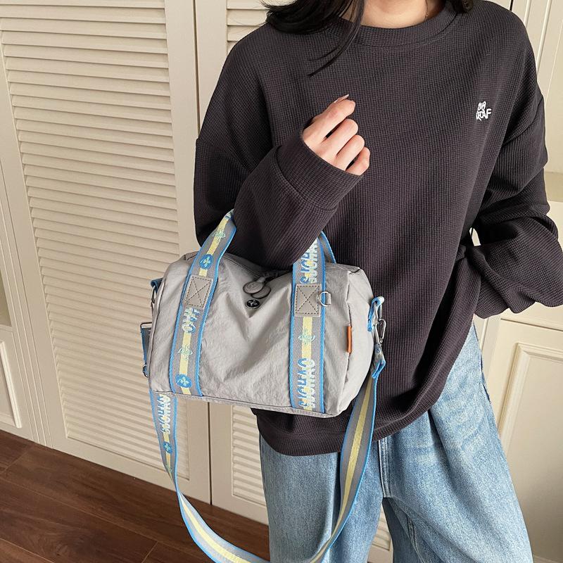 Large capacity casual portable pillow bag personalized fashion shoulder strap messenger bag commuter travel portable storage shoulder bag
