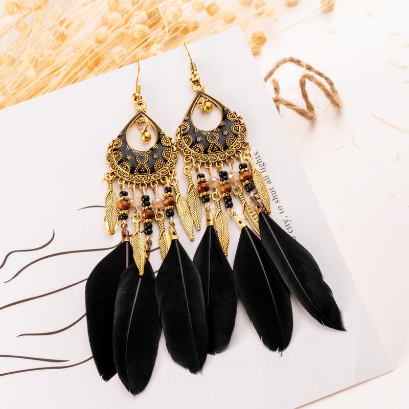 Modische Bohème-Ohrringe mit langen Federn für Damen, Ethnische Vintage-Blattperlen, Ohrringe aus Metall in Goldfarbe, Schmuck für Urlaubs- und Party-Anlässe