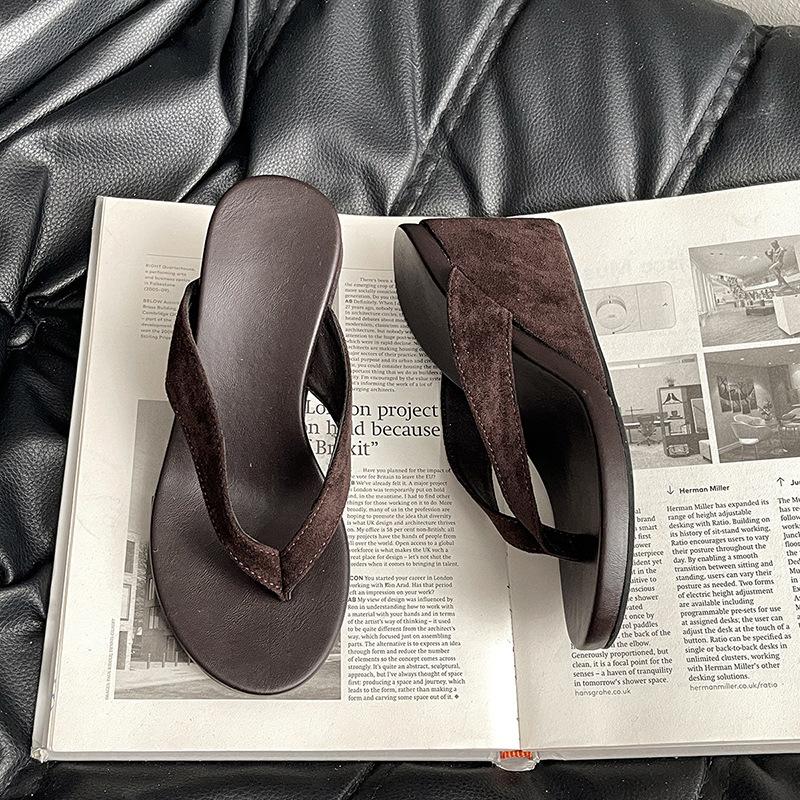 Small man increases the height of thick-soled flip-flops for women's outer wear in the summer of 2025, the new pinch foot versatile round head casual